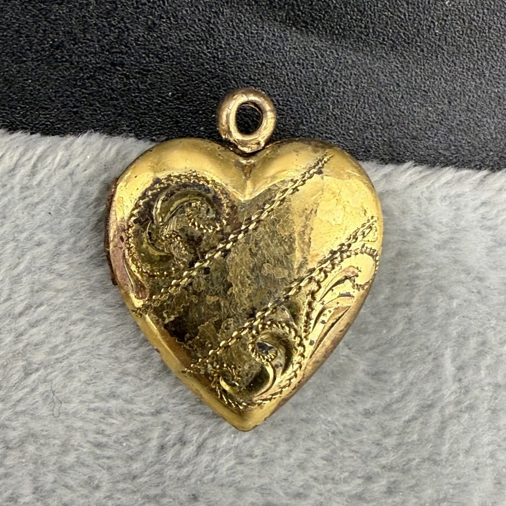 Vintage Locket Gold Tone Heart Photos‎